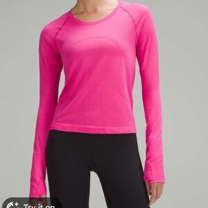 Lululemon Swiftly Tech Long-Sleeve Shirt 2.0
Waist Length size 4 WORN ONCE